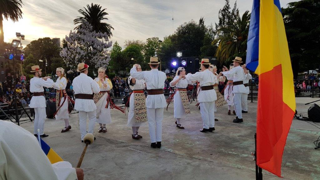 Ansamblul Folcloric Sinca Noua in San Carlos, Chile 2017, Joc de Banat in Plaza Central de San Carlos